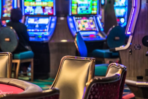 Casino Hold'em mobile interface showing community cards, betting buttons, and player balance